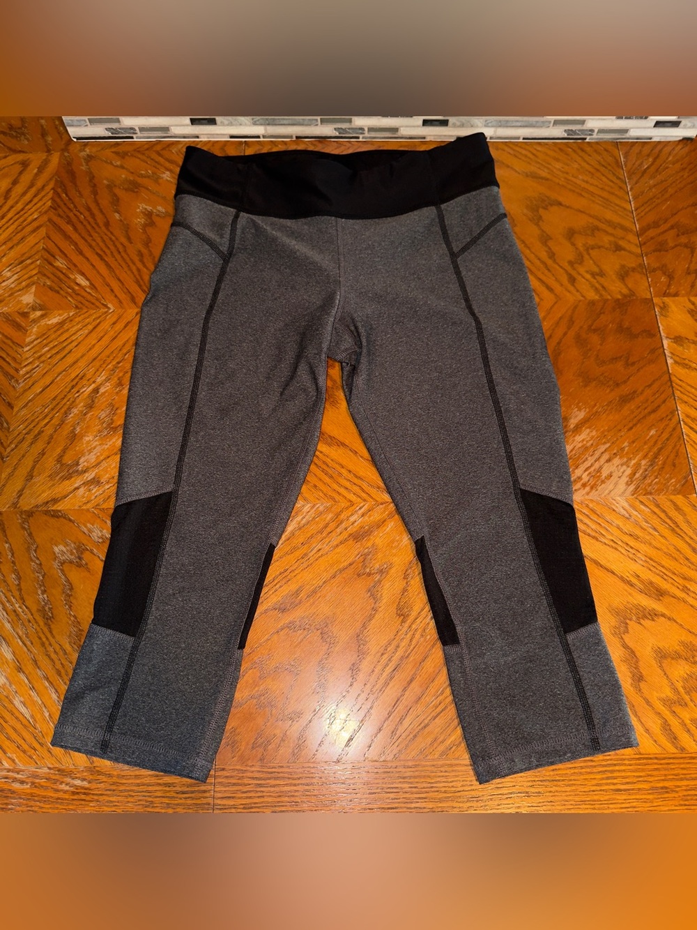 Xersion Heather Gray Mesh Panel Performance Capri Leggings M